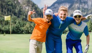 Golftraining für Kinder mit Übernachtungen und Freizeitangebot.